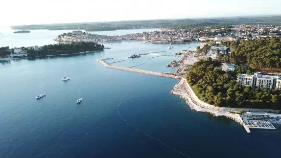 Rovinj letecký pohled na pobřeží a město.