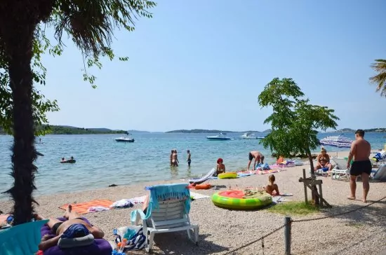 Vodice moře a pláž.