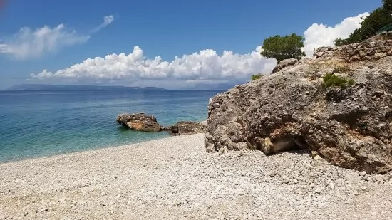 Podgora oblázková pláž 170 m pěší chůzí.