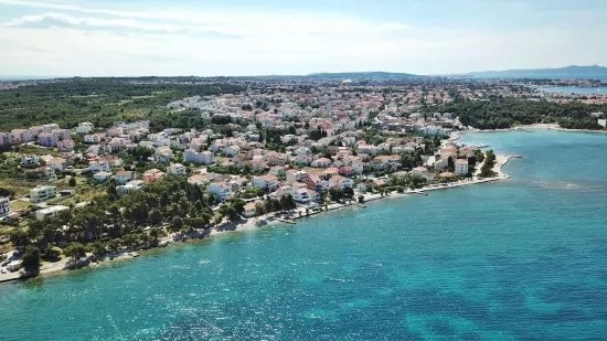 Zadar letecký pohled na pobřeží a město.