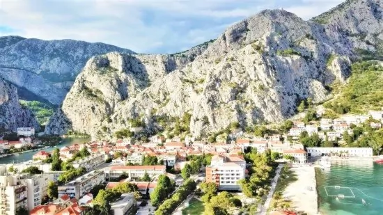 Omiš letecký pohled na pobřeží a moře.