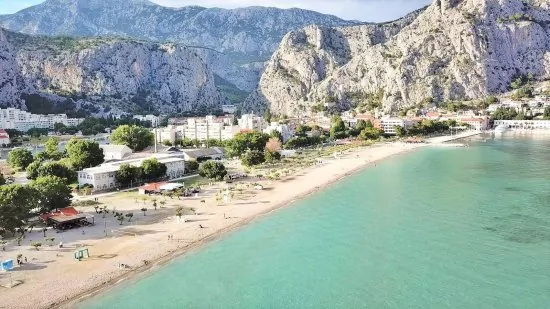 Omiš letecký pohled na pobřeží a město.