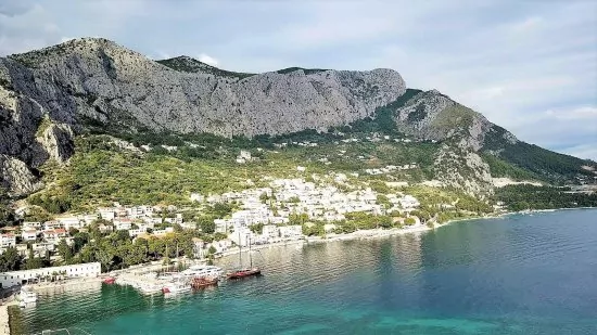 Omiš letecký pohled na pobřeží a město.