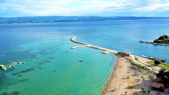 Omiš letecký pohled na pobřeží a město.