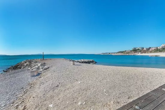 Split oblázková pláž s pozvolným vstupem do moře.