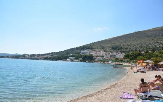 Seget Donji oblázková pláž s pozvolným vstupem do moře.