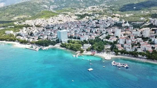 Makarska letecký pohled na pobřeží a město.