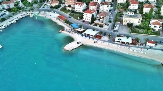 Letecký pohled na pobřeží města Okrug Gornji a pláže Copacabana.