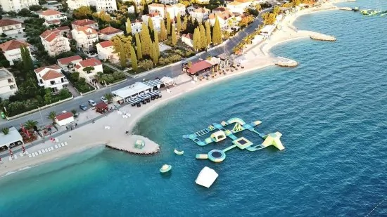 Letecký pohled na pobřeží města Okrug Gornji a pláže Copacabana.