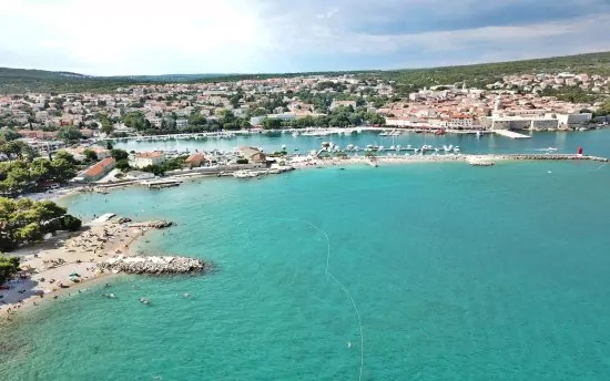 Město Krk letecký pohled na pobřeží.