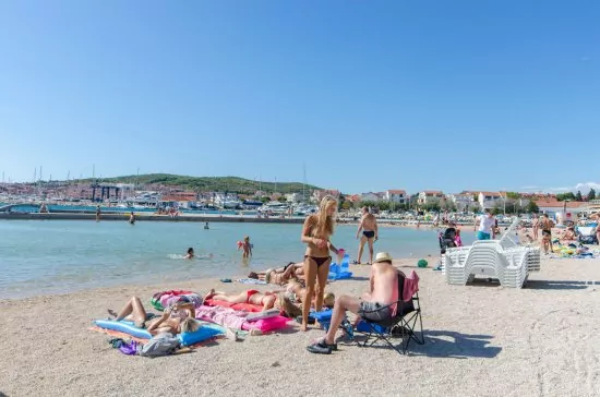 Vodice oblázková pláž 500 m pěší chůzí.