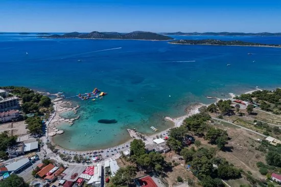 Letecký pohled na pobřeží města Vodice a pláž Plava.