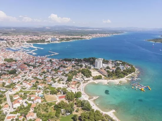 Letecký pohled na pobřeží města Vodice a pláž Plava.