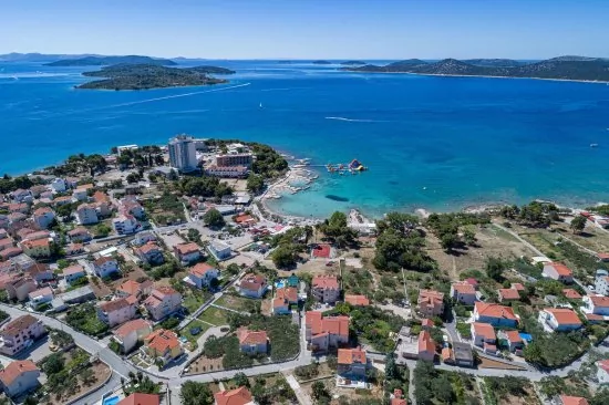 Letecký pohled na pobřeží města Vodice a pláž Plava.