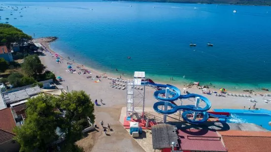 Biograd na Moru letecký pohled na pobřeží a město.