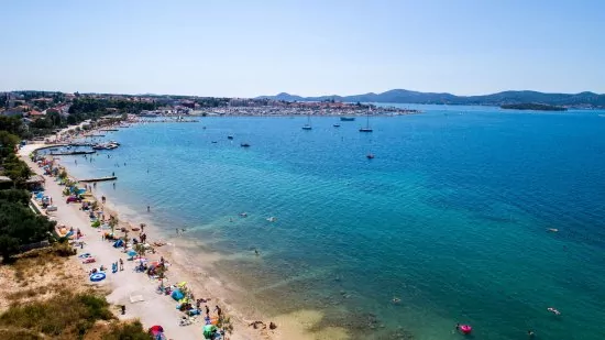 Biograd na Moru letecký pohled na pobřeží a město.