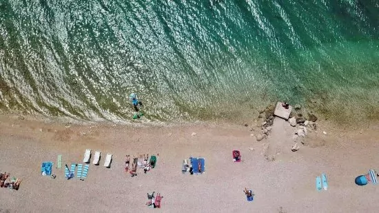 Biograd na Moru letecký pohled na pobřeží a město.