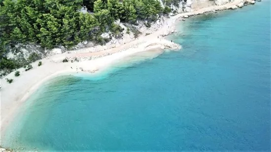 Lokva Rogoznica letecký pohled na pláž Ruskamen.