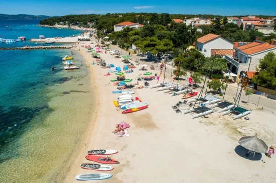 Pakoštane moře a pláž 600 m pěší chůzí.