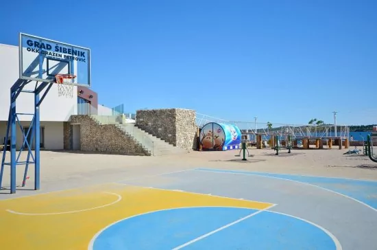 Šibenik pláž Banj 1,8 km pěší chůzí.