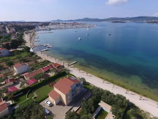 Biograd na Moru letecký pohled na pobřeží.