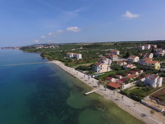 Biograd na Moru letecký pohled na pobřeží.