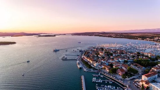 Biograd na Moru letecký pohled na pobřeží.