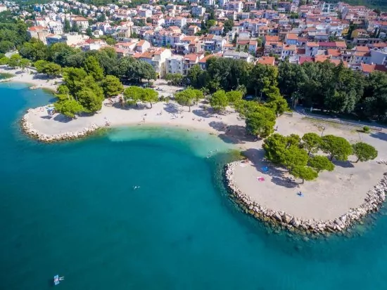 Crikvenica letecký pohled na pobřeží a moře.