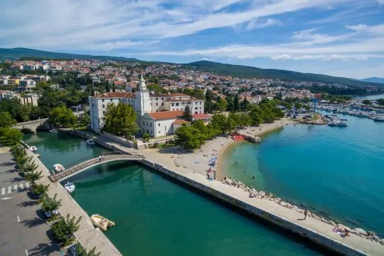 Crikvenica letecký pohled na pobřeží a moře.