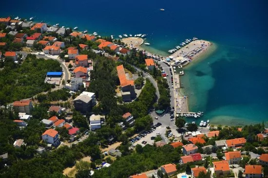 Jadranovo - letecký pohled na pláž Lučica 2 km pěší chůzí od objektu.