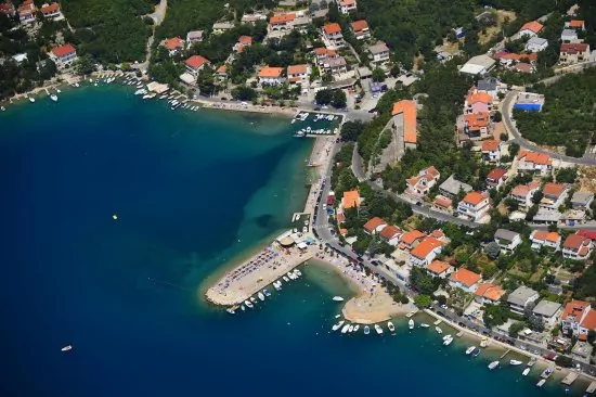 Jadranovo - letecký pohled na pláž Lučica 2 km pěší chůzí od objektu.