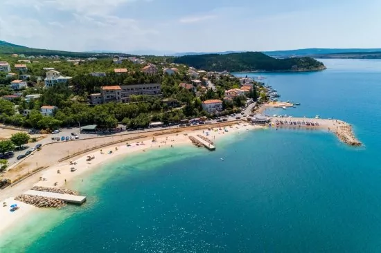 Jadranovo - letecký pohled na pláž Lučica 2 km pěší chůzí od objektu.