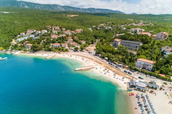 Jadranovo - letecký pohled na pláž Lučica 2 km pěší chůzí od objektu.