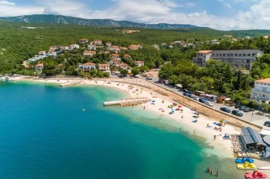 Jadranovo - letecký pohled na pláž Lučica 2 km pěší chůzí od objektu.