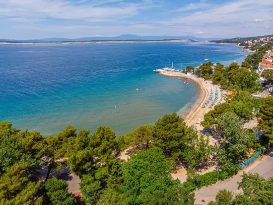 Crikvenica letecký pohled na pobřeží a město.