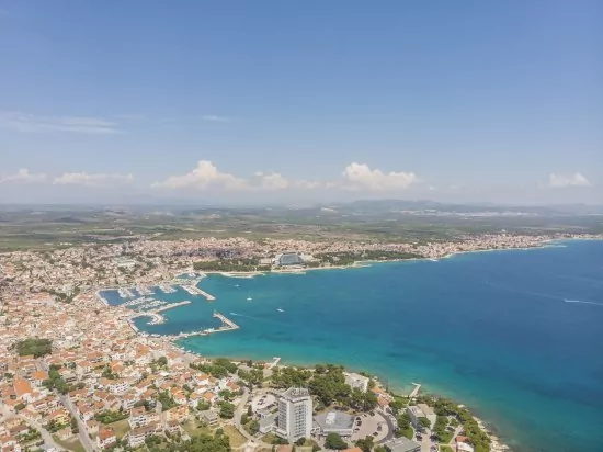 Vodice letecký pohled na pobřeží a město.