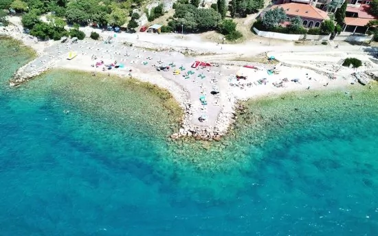 Novi Vinodolski letecký pohled na pobřeží.