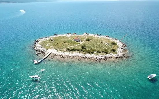 Novi Vinodolski letecký pohled na místní ostrůvek San Marino.