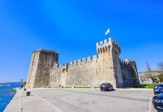 Trogir pobřeží.