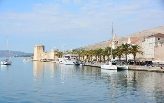 Trogir pobřeží.