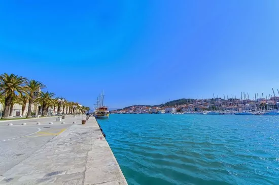 Trogir pobřeží.