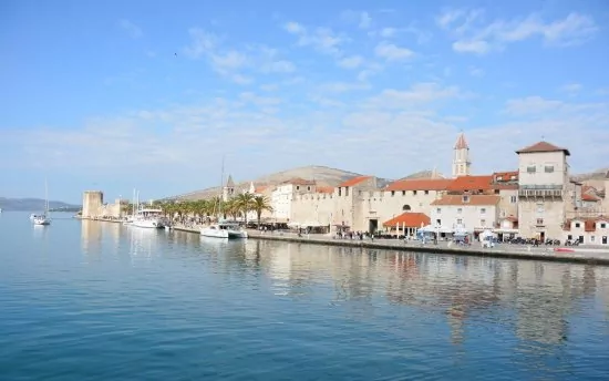 Trogir pobřeží.