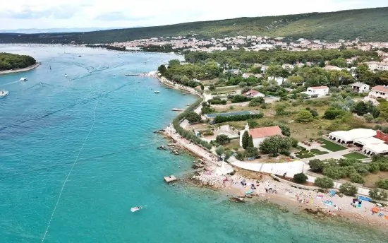 Krk - Punat letecký pohled na pobřeží a moře.