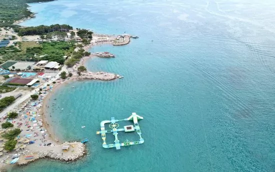 Krk - Punat letecký pohled na pobřeží a moře.