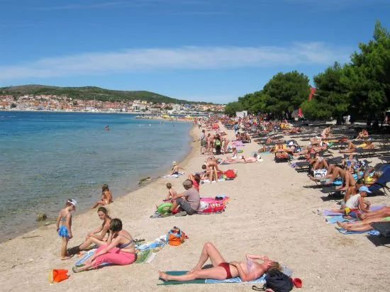 Vodice oblázková pláž 480 m pěší chůzí.