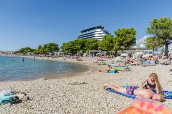 Vodice oblázková pláž 480 m pěší chůzí.