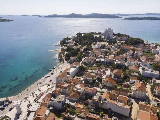 Vodice letecký pohled na pobřeží a město.