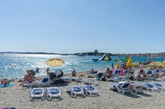 Vodice oblázková pláž.