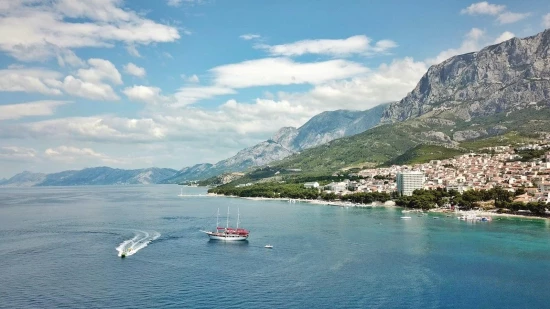 Makarska letecký pohled na pobřeží a město.