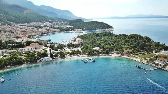 Makarska letecký pohled na pobřeží a město.